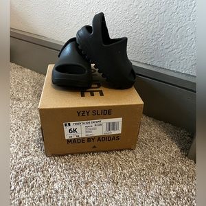 Black yeezy slides (kids)